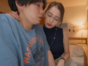 Cô giáo xinh đẹp thích bị quấy rối trên tàu điện