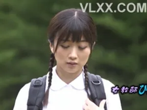 Nữ thần trong sáng và gợi cảm chủ động quyến rũ và hôn những người yêu nhau trong sáng trong một buổi hẹn hò