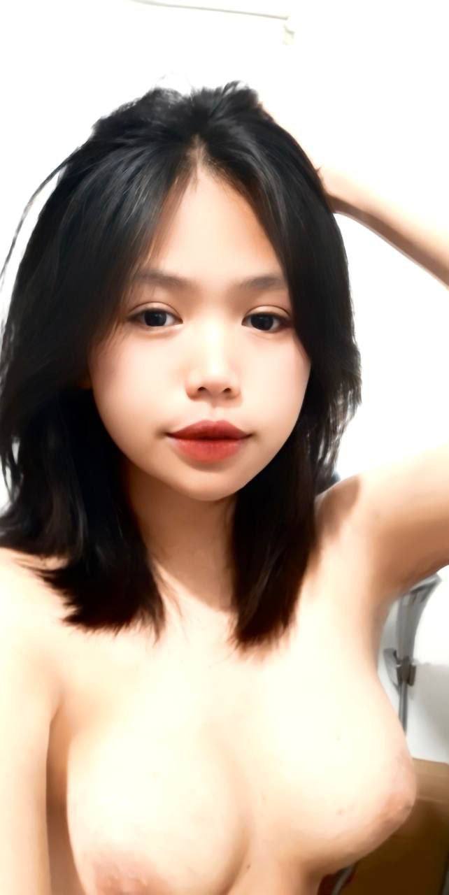 Bạn gái nóng tính, tất đen và chân dài, quan hệ tình dục ở góc nhìn thứ nhất, biểu cảm ở tư thế trên của phụ nữ rất sung sướng, không đưa bao cao su vào, quan hệ từ phía sau thực sự rất tuyệt