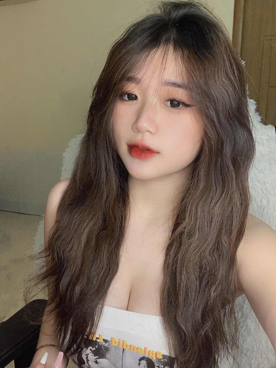 Đẩy tôi mạnh xuống bàn để quan hệ tình dục 2 người đàn ông và 1 người phụ nữ